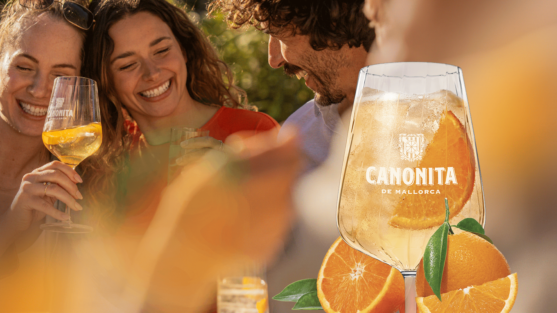 Lachende, junge Menschen mit einem Canonita-Glas in der Hand